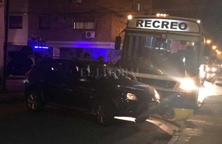 Fuerte choque entre un colectivo y un auto