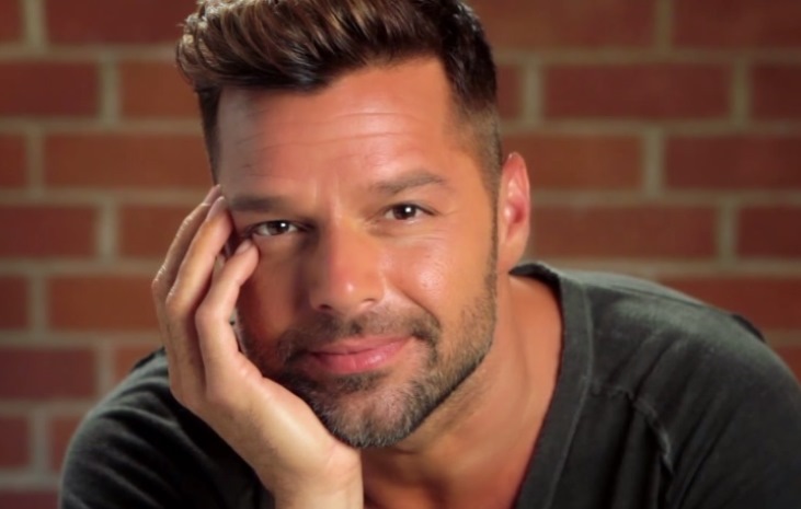 RICKY MARTIN REVELÓ QUÉ FAMOSO LE HIZO DESCUBRIR QUE ERA GAY (video)