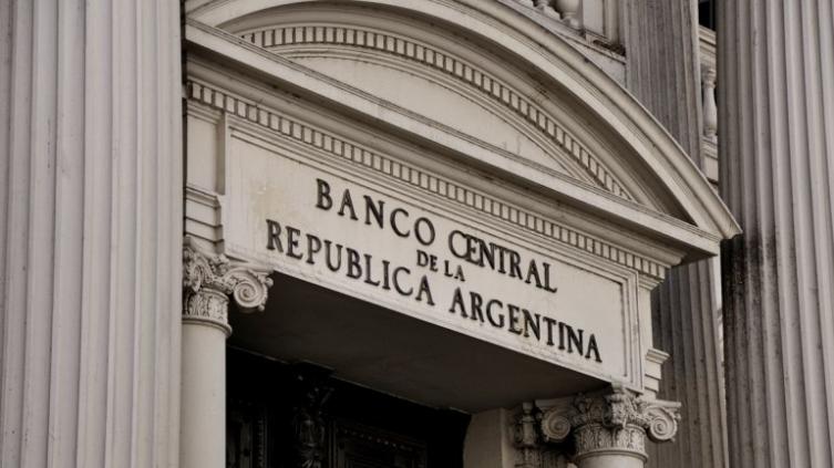 El Banco Central tiene margen para acumular dólares: sólo tiene 8,7% del PBI en reservas