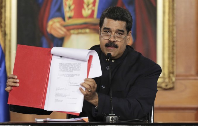 Maduro pide cambiar la Constitución y oposición convoca a 