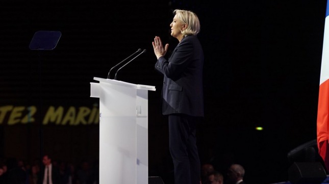 Francia: Le Pen desató críticas al plagiar parte de un discurso de Fillon