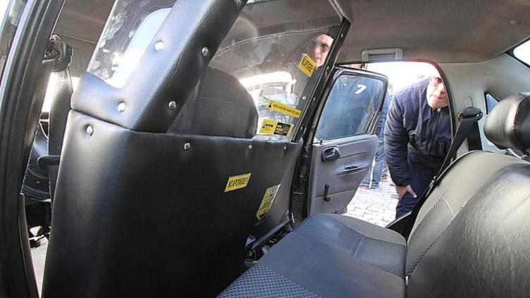 Taxis y remises podrán instalar mamparas de seguridad