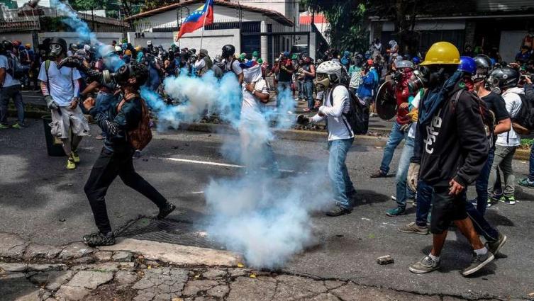 Maduro convoca a redactar una nueva Constitución para sumar más poder