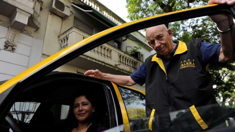 En el día del taxista: la vida de los tacheros en nuestro país