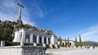 El Parlamento insta al gobierno a sacar los restos de Franco del Valle de los Caídos