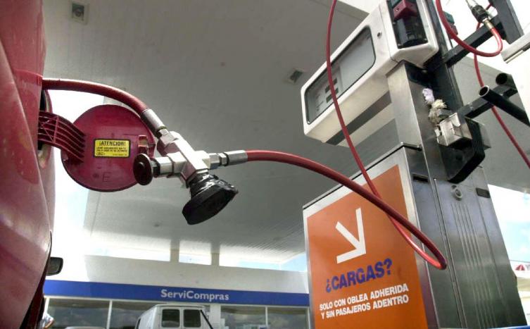 Desmienten que el GNC pueda valer lo mismo que la nafta super 
