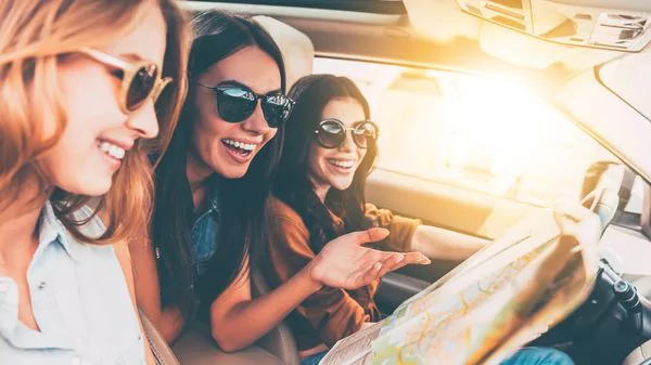 Mujeres que buscan mujeres: la tendencia que revolucionó la forma de viajar