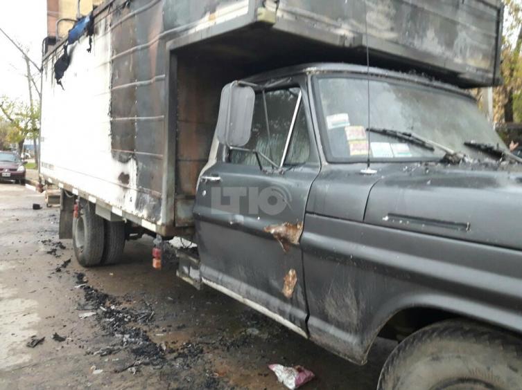 Quemaron una camioneta frente a una comisaría