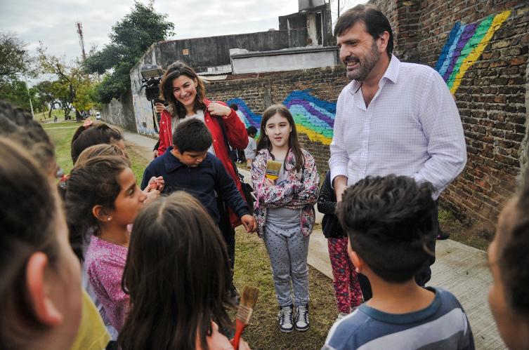 En el Corredor Verde Escalante, los chicos pintan murales comunitarios