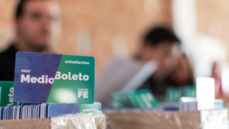 Continúa la entrega del Medio Boleto Universitario
