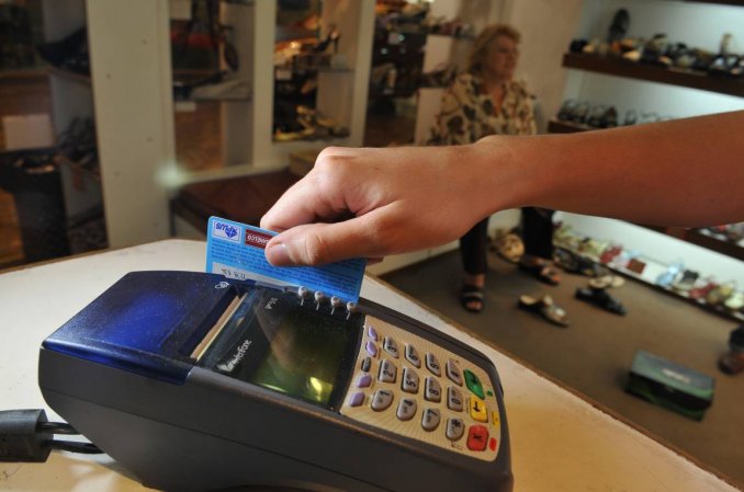 Caen los pagos con débito y las compras en cuotas