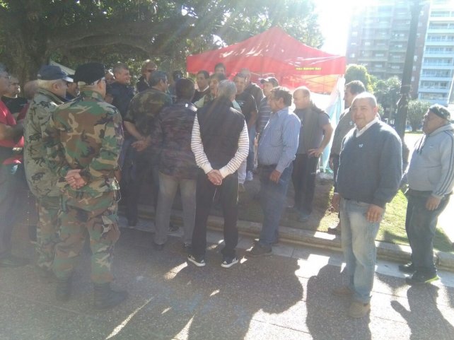 Ex soldados movilizados por Malvinas acampan frente a Casa de Gobierno