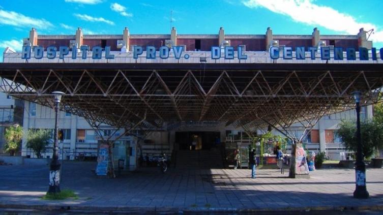 Le golpearon la puerta, recibió un disparo y está grave