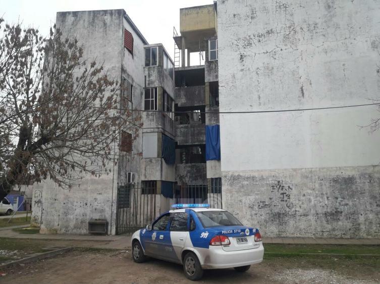 Mujer murió tras caer de un tercer piso