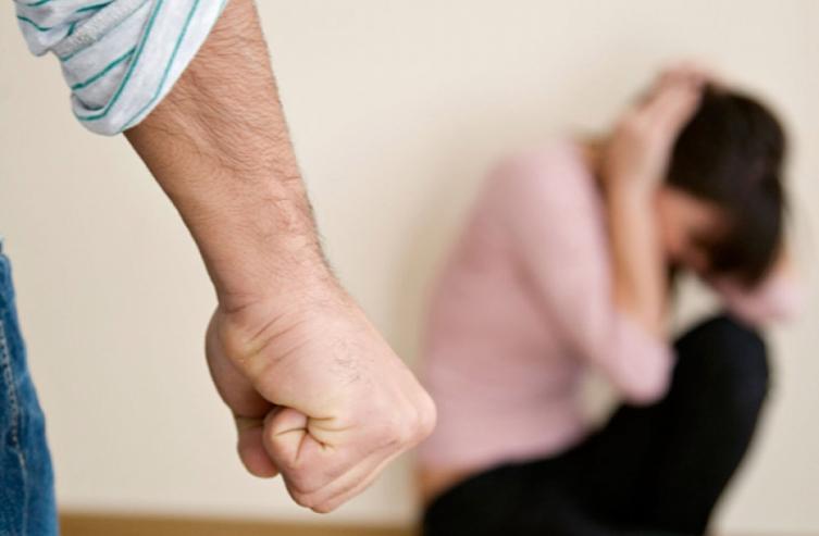 Buscan a un hombre que golpeó a su pareja