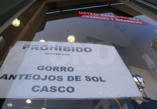 Prohíben ingresar con gorras a comercios