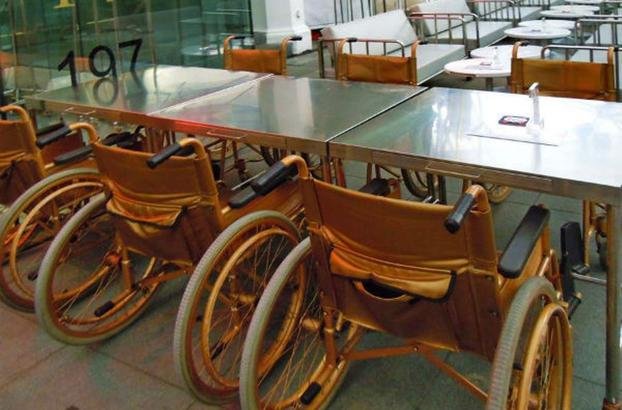Comedores deberán contar con mesas para personas con discapacidad motriz