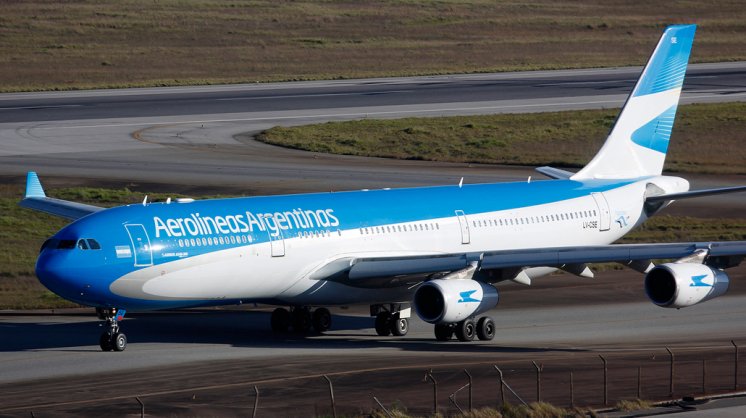 Piloto de Aerolíneas aterrizó de urgencia para salvar a un nene