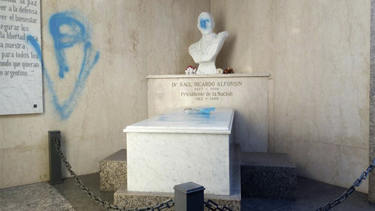 Atacaron el mausoleo de Raúl Alfonsín 