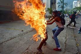 Murió joven quemado en una protesta contra Maduro