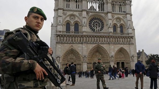 París: tiros y evacuación en la catedral Notre Dame