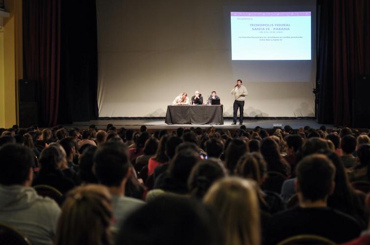 Capacitaron a 520 estudiantes para que sean guías de la mega muestra