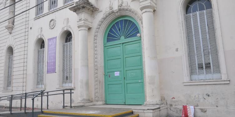 Por las amenazas, los chicos hacen la tarea en la calle