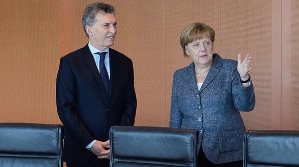Merkel llegó al país con el doble de personal de seguridad