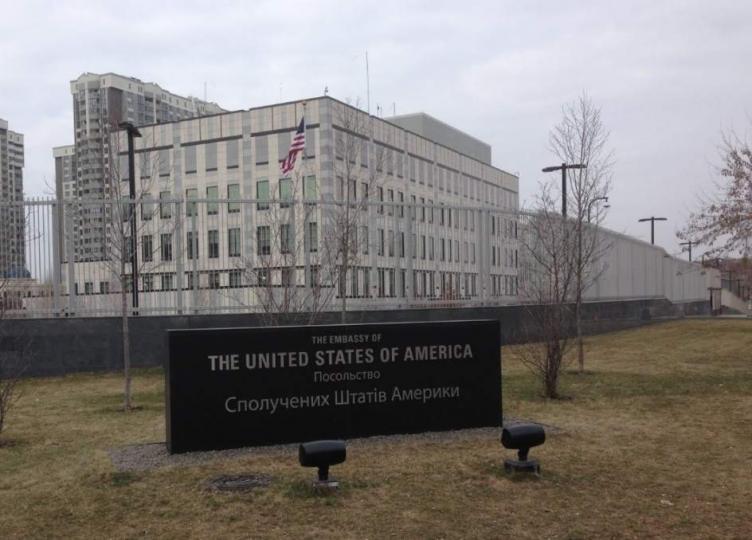 Lanzan un explosivo contra la embajada de EEUU en Kiev