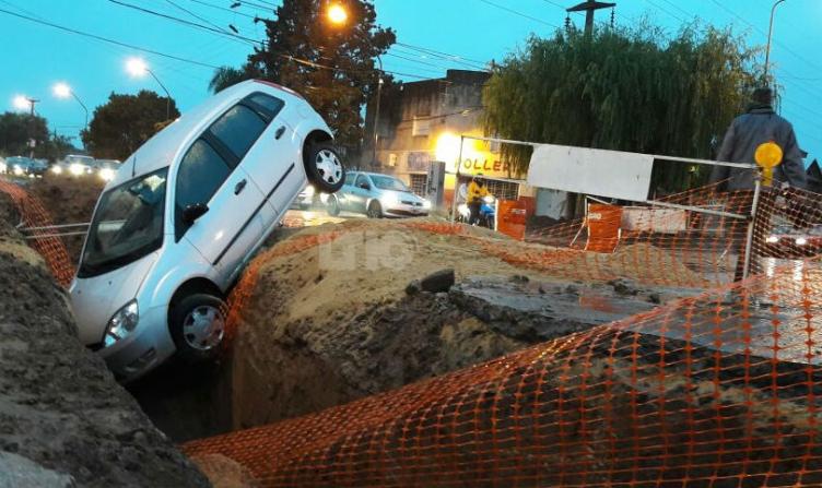 Dos vehículos terminaron en zanjones