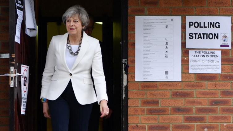 Reino Unido: Theresa May perdió la mayoría y podría renunciar