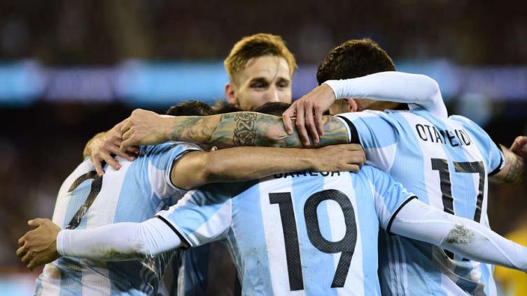 DEBUT DE SAMPAOLI: ARGENTINA VENCE A BRASIL