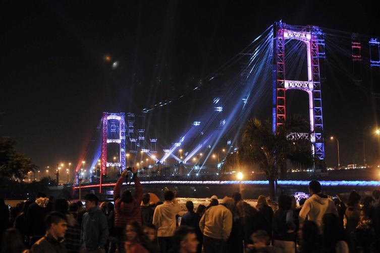 El Puente Colgante se ilumina color rojo por el aniversario de la Cruz Roja