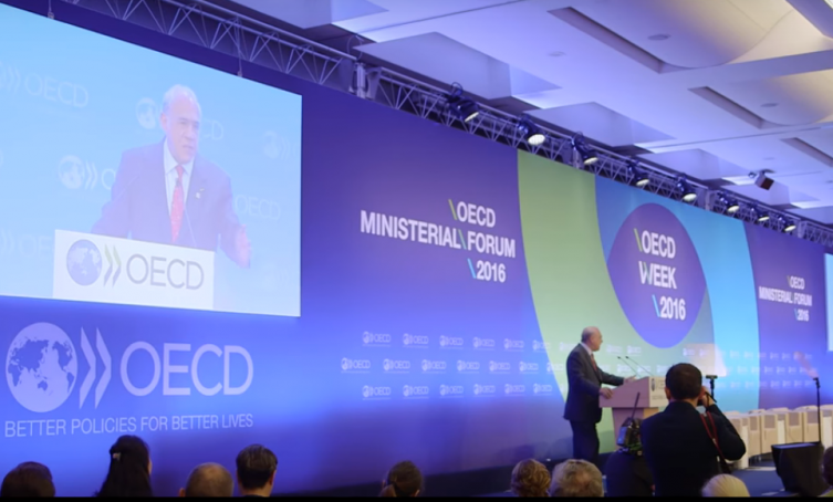 El gobierno expuso ante empresarios extranjeros en París.