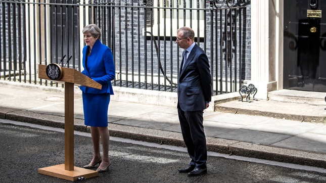 May resiste y anuncia que formará gobierno en el Reino Unido
