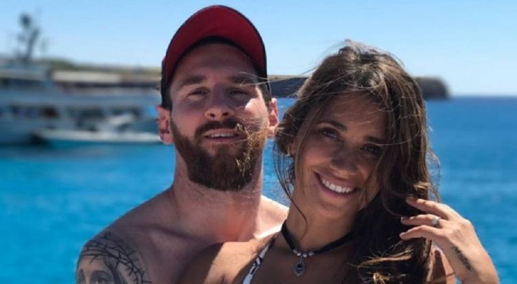 LIONEL MESSI Y ANTONELLA ROCCUZZO, ENAMORADOS AL  AMOR EN IBIZA