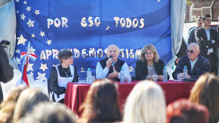 Lifschitz participó del acto por el centenario de la Escuela Primaria N° 42 