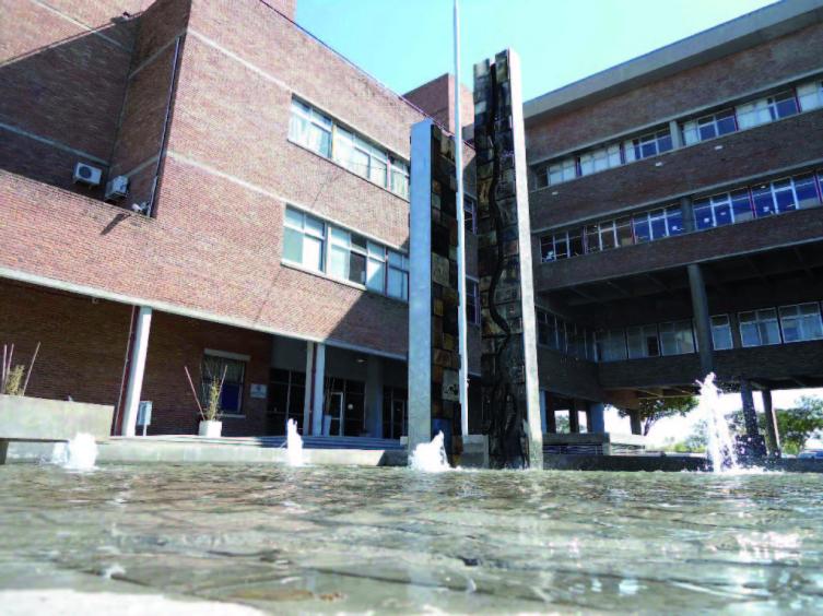 Asaltó a una docente, se tiró al agua y lo atraparon