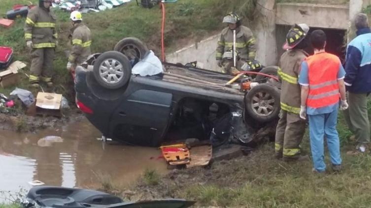 Despistó y volcó un auto en la autopista Rosario-Córdoba
