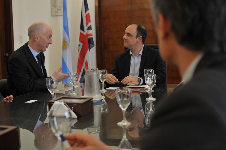 El Intendente recibió al Embajador del Reino Unido para continuar afianzando lazos