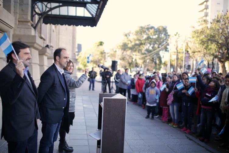 Alumnos de la Ciudad prometieron lealtad a la Bandera Nacional