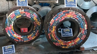 Dos toneladas de cocaína en bobinas de acero y detuvieron a mexicanos de un cartel de Michoacán