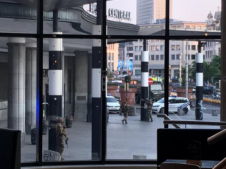 Bruselas: soldados balearon a un hombre en la estación central tras una explosión