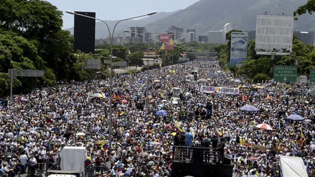 La oposición debate la convocatoria a una huelga general contra Maduro