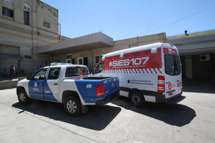 Una mujer cayó desde un segundo piso y está grave