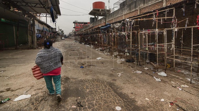 Los vendedores callejeros, entre la cautela y la expectativa de reubicar sus puestos