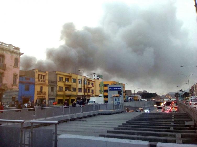 Perú: Bomberos no logran controlar el fuego en un centro comercial