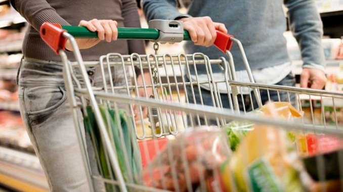 El consumo cayó 8,9% en shoppings y 1,7% en supermercados