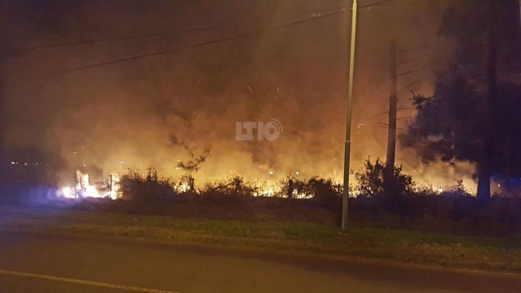 Se incendió un auto y generó fuego en pastizales