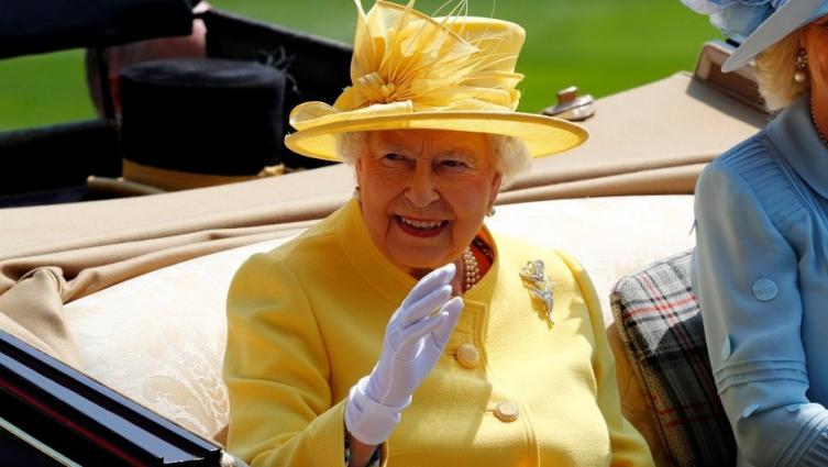 Millonario aumento de sueldo para la reina de Inglaterra